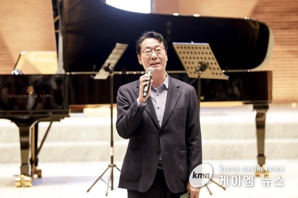 정명근 화성특례시장이 제11회 남양성모성지 평화음악회 개최 축사를 전하고 있다.