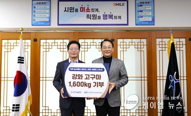 공단은 지난 24일, 지역 농산물인 강화 고구마 1,600kg을 서구 취약 계층에 기부했다.(좌: 김재보 인천시설공단 이사장 / 우: 박선원 인천광역시사회복지협의회장)