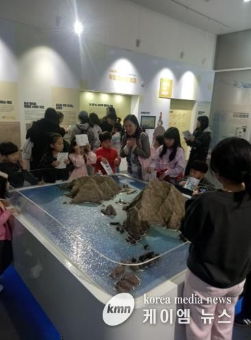 강원특별자치도교육청 2025 독도의날 행사‘독도에 퐁당’실시