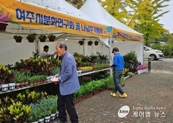 여주시분화연구회, 오곡나루축제장에서 ‘꽃나눔 행사’ 개최