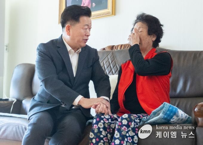 박승원 광명시장이 27일 철산1동 ‘우리동네 시장실’의 일환으로 취약계층 반찬 나눔 봉사에 참여한 뒤 주민과 대화를 나누고 있다.