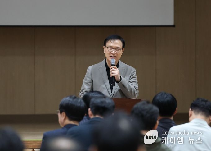 임태희경기도교육감이 10월27일 부천신도초등학교 신마루 체육관에서 열린 '2025  학교 시설개방 활성화 학교장 연수'에서 간담회를 갖고 있다.