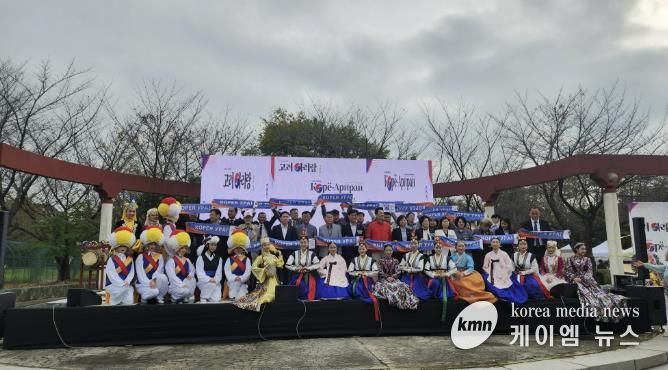 지난 18일 화랑유원지 소공연장에서 열린 ‘광복 80주년 기념, 제9회 고려아리랑 행사’ 참여자들이 함께 기념촬영을 하고 있다.