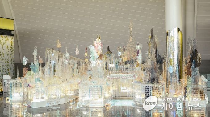 인천공항공사는 경기문화재단과 협력해 내년 3월 25일까지 제2여객터미널 탑승구역 222게이트 부근 전시공간에서 《기억의 정원》 전시를 선보인다고 밝혔다. 사진은 전시장의 전경 모습