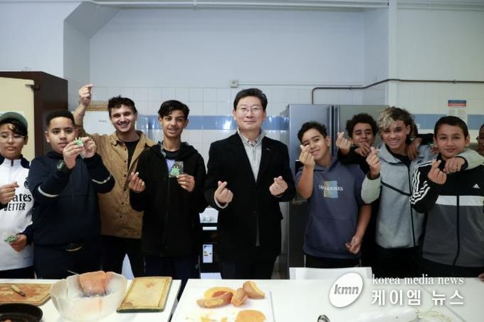 27일 몽펠리에 '모두를 위한 집 레스쿠타르'에서 이상일 시장이 요리 수업 학생들과 기념사진을 촬영하고 있다