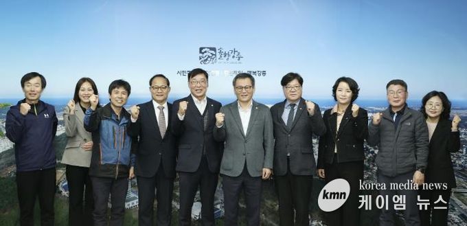 김병전 부천시의회 의장(왼쪽 다섯 번째), 오동택 부천시 행정안전국장(왼쪽 네 번째), 김홍규 강릉시장(오른쪽 다섯 번째)이 강릉시장 접견 기념 단체 사진을 촬영하고 있다.