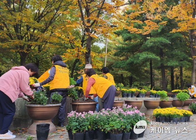 고양시 마두2동 주민자치회, 가을맞이 ‘강촌공원 꽃단장’