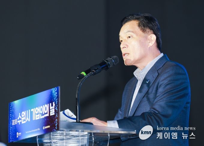 이재준 수원시장이 환영사를 하고 있다.