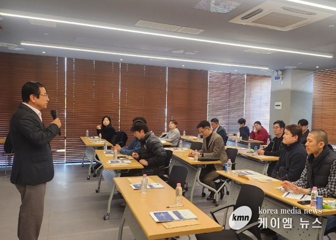 28일 하남시벤처센터 3층에서 개최된 「2025 중소기업 수출·무역 설명회」에서 이현재 하남시장이 인사말씀을 전하고 있다.