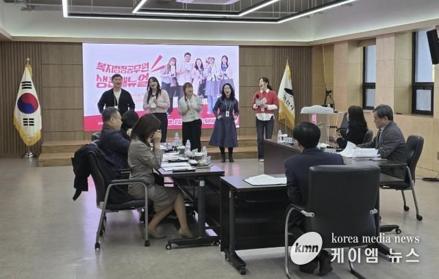 안산시 선후배 공직자 간 소통-멘토 교육에 참여한 7개 팀 중 최종 심사에 오른 '낙(樂)낙(Knock)' 팀원들이 발표를 진행하고 있다.