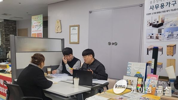 인천시립장애인생산품판매시설 직원들이 지난 3월 연수구청을 방문해 중증장애인 생산품 우선구매 담당자를 대상으로 컨설팅을 하고 있다.