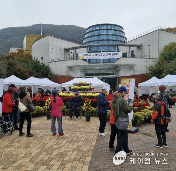동두천시 국화교육반·다육사랑연구회, ‘2025년 국화 및 다육 전시회’ 성황리 개최