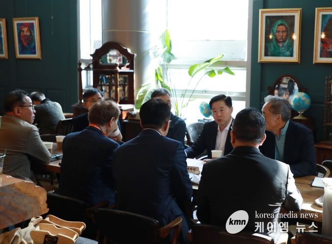 인천항만공사 이경규 사장이 OKTA 임원진들과 인천항 수출 관련 협의를 하고 있다