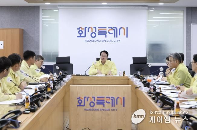 정명근 화성특례시장이 지난 7월 시청 재난안전상황실에서 폭염 대비 긴급 대책회의를 주재하고 있다