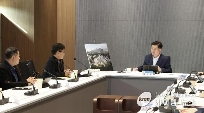 박승원 광명시장이 29일 시청 컨퍼런스룸에서 열린 ‘일직동 문화예술복합센터 및 공공도서관 건립공사 기본 및 실시설계 용역’ 최종보고회에 참석해 발언하고 있다.