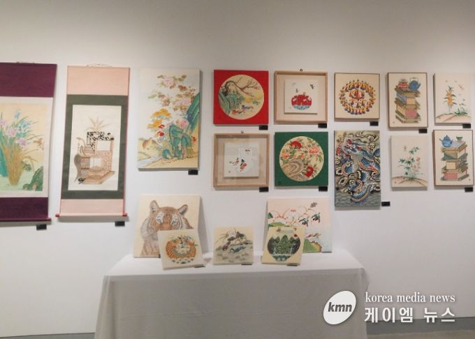 11월 1일까지 서울 한전아트센터 제1전시관에서 열리는 '2025년 도서관 문화예술 동아리 축제' 에 전시 중인 광명시 하안도서관 '민화연구회'의 민화.