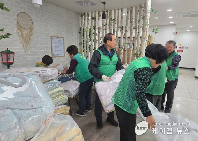 광명시 광명5동 새마을지도자협의회와 새마을부녀회는 지난 28일 관내 어려운 어르신과 취약계층을 돕기 위해 ‘따뜻한 겨울 이불 나눔 행사’를 열었다.