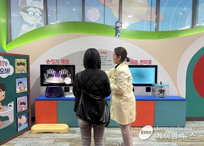 경기도 어린이 식품안전체험관 전시물 내용을 설명하고 있다.