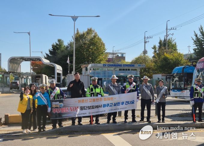 재래시장 교통안전 캠페인 진행 모습