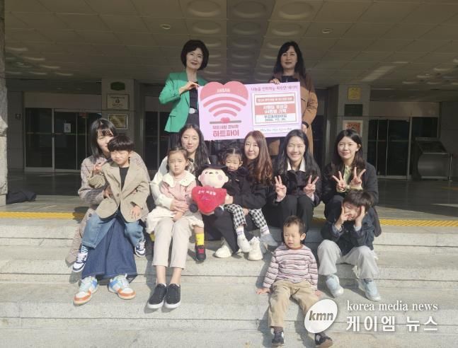 이경숙 복지정책과장(맨 뒷줄 오른쪽)이 김영숙 푸르미어린이집 원장으로부터 프리마켓 수익금을 기탁받고 기념촬영을 하고 있다.