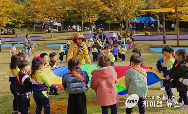 공단은 29일 청라국제도시 노을공원에서 어린이집과 유치원생을 대상으로한 숲 체험프로그램 「가을아 놀자, 노을로 소풍 가자!」를 실시했다.