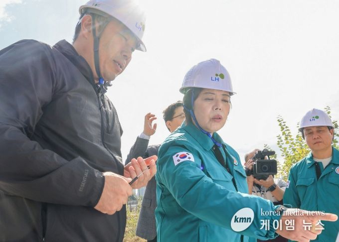 신계용 과천시장이 지난 10월 17일 지식정보타운 내 공원과 하천 조성 공사 현장을 점검하고 있다