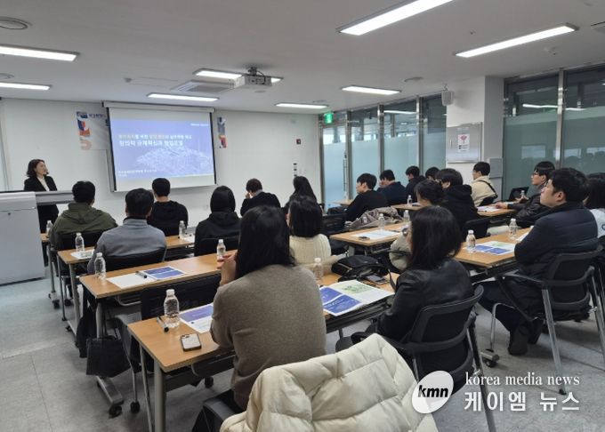 화성특례시가 29일 공직자를 대상으로 투자유치 업무 역량 강화 교육을 하고 있다