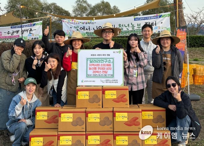 현판 기준 오른쪽 첫 번째 북부희망케어센터 정지우 사회복지사, 현판 기준 왼쪽 첫 번째 달려라연구소 지은정 소장