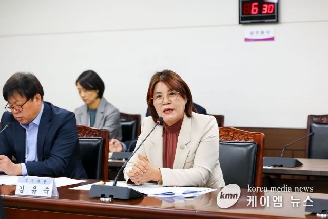 김유숙 의원이 지난 28일 제299회 임시회 제1차 도시환경위원회에서 조례안에 대해 대한 질의응답을 하고 있다