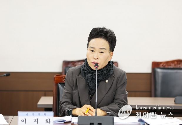 이지화 의원이 지난 28일 제299회 임시회 도시환경위원회에서 ‘안산시 석면안전관리 및 지원에 관한 조례안’에 대해 설명하고 있다.