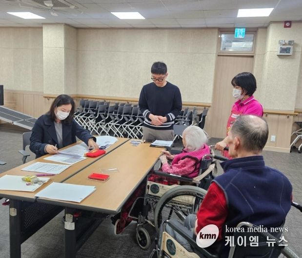 지난 30일 민생회복 소비쿠폰 TF팀이 시립노인요양센터를 방문해 입소 어르신을 대상으로 민생회복 소비쿠폰 신청을 지원하고 있다.