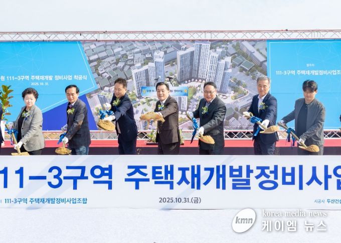 이재준 수원시장(가운데)과 착공식 참석자들이 첫 삽을 뜨고 있다.