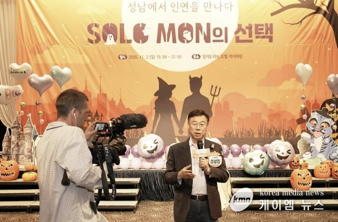 신상진 성남시장이 ‘솔로몬의 선택’ 행사를 취재 나온 영국 일간지 ‘더 가디언’과 인터뷰 중이다