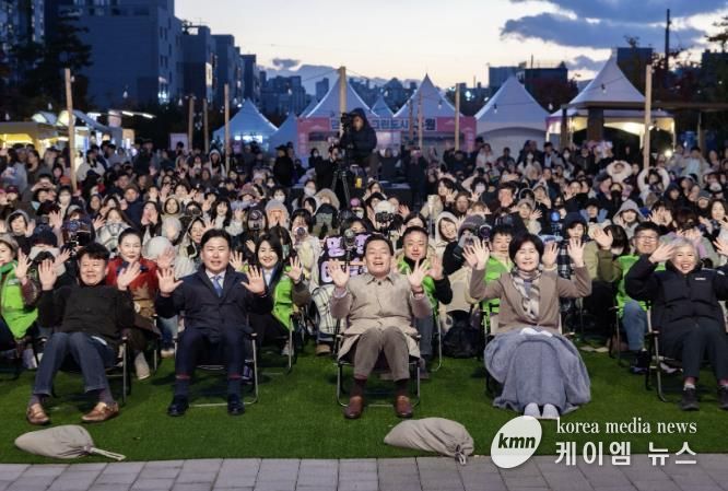 이재준 수원시장(가운데), 백혜련 의원(수원시을), 수원시의회 윤경선 의원, 이병진 수원도시재단 이사장, 김종석 권선구청장 등이 탄소중립 한마당 축제에 참가한 시민들과 함께하고 있다.