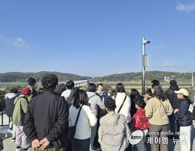 임진각 전망대 위에서 문화관광해설사의 해설을 듣는 모습