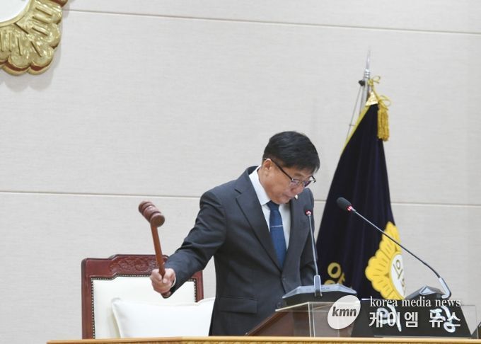 윤창철 의장이 제382회 임시회 제1차 본회의를 주재하고 있다.