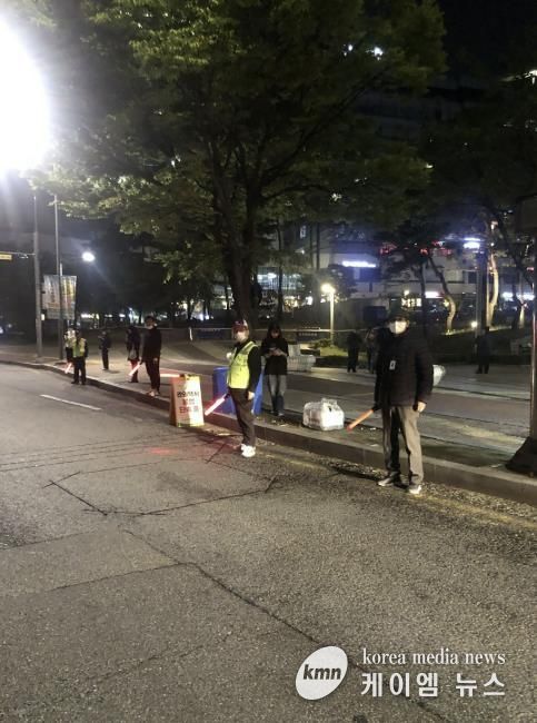 성남 판교 유스페이스 인근에서 관외택시 불법 영업 합동단속 중인 모습