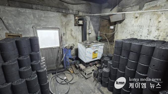 시흥재가노인통합지원센터, 금이동 저소득 어르신 가정에 연탄 300장 전달