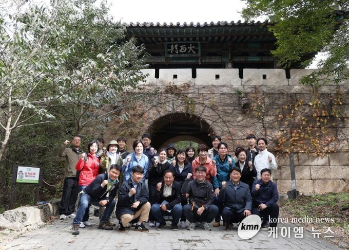 북한산성 대서문 앞에서 현장 설명회 참여자들이 기념촬영하고 있다.