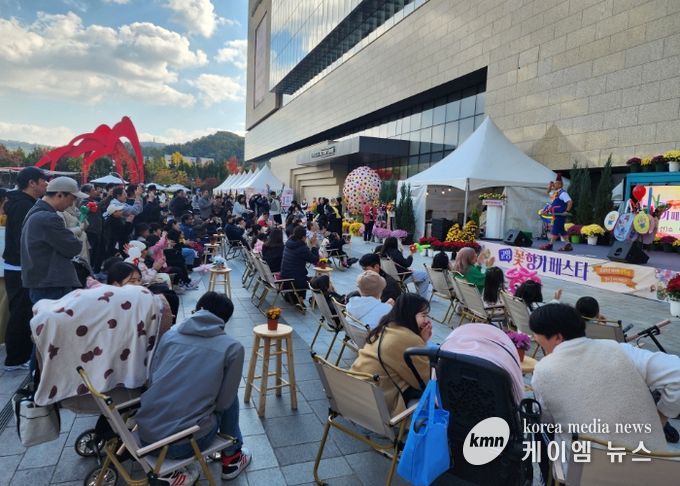 ‘고양 꽃향기 페스타’ 공연을 관람 중인 방문객들