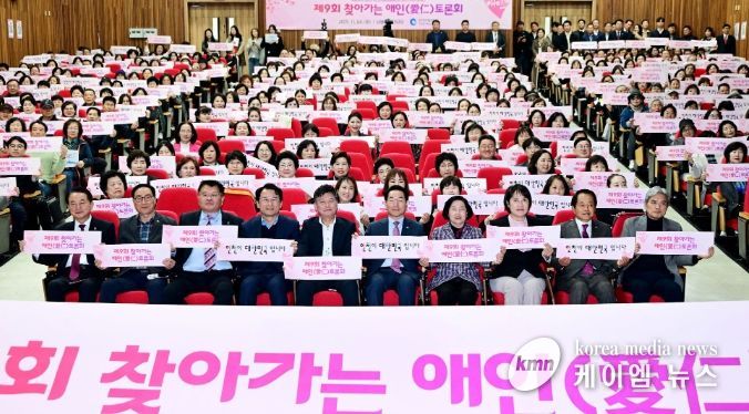 유정복 인천광역시장이 4일 남동구청에서 열린 '제9회 찾아가는 애인(愛仁) 토론회'에서 참석자들과 기념촬영을 하고 있다.