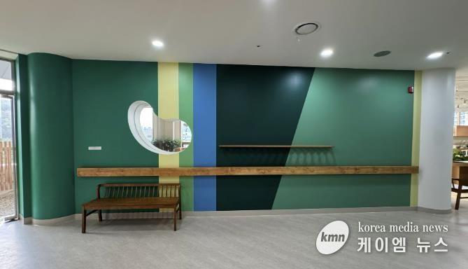 어르신 인지건강 증진을 위한 실내 다감각 정원 '소하담숲' 모습. 사진 오른편 내부 정원에서 왼편 외부 정원으로 나가는 복도의 벽을 자연의 색을 재해석한 색으로 칠했다.