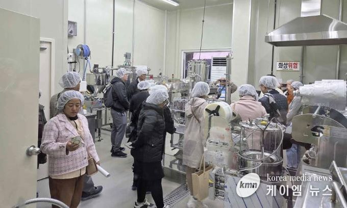 미얀마 식품협회 회원사 대표단이 용인시 농업기술센터를 방문해 주요 시설을 견학했다