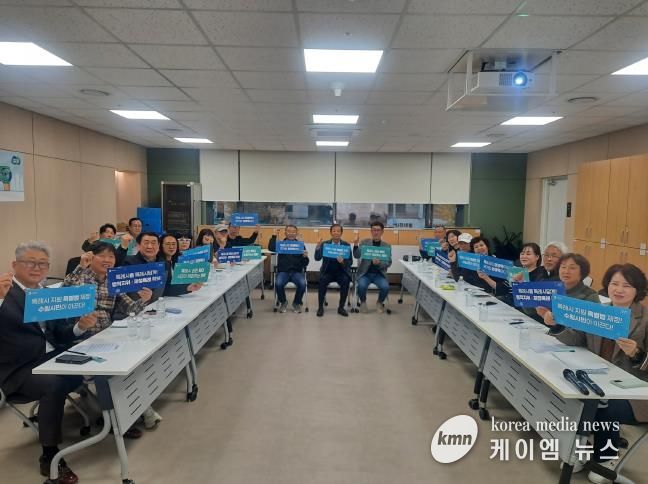 특례시 발전 수원시민 포럼이 ‘특례시 지원 특별법 제정 릴레이 캠페인’을 하고 있다.