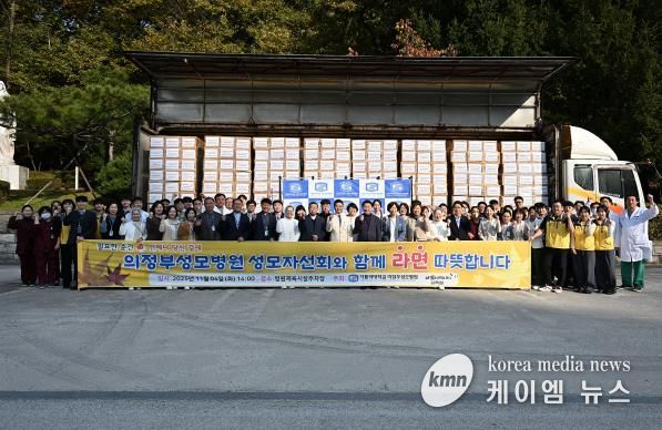 김동근 시장이 11월 4일 가톨릭대학교 의정부성모병원 체육시설 주차장에서 열린 성모자선회의 라면 전달식에서 함께 기념사진을 찍고 있다.