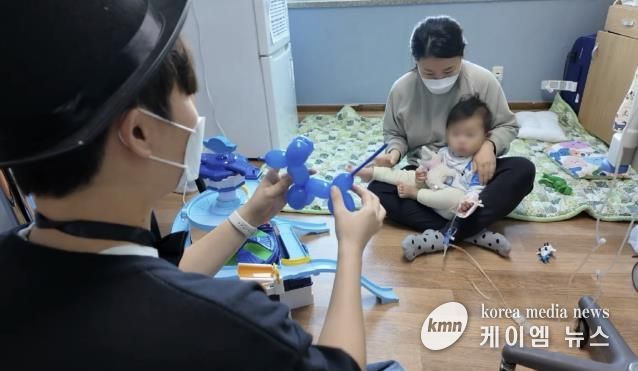 마술동아리 마피아가 소아병원 어린이를 대상으로 마술쇼를 펼치고 있다.