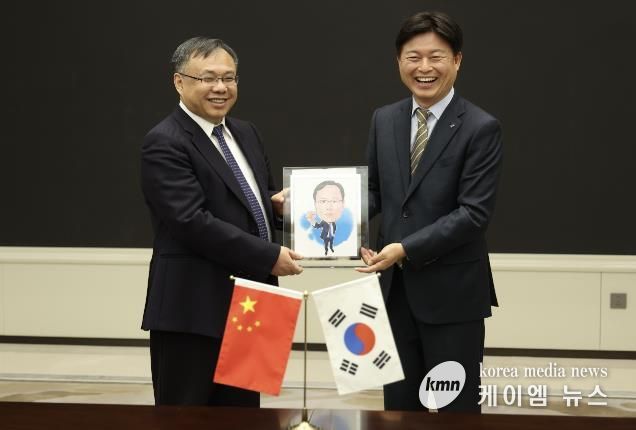 조용익 부천시장(오른쪽)이 2일 왕흐어성 하얼빈시장을 만나 자매결연 체결 30주년을 기념하며 사진을 촬영하고 있다.