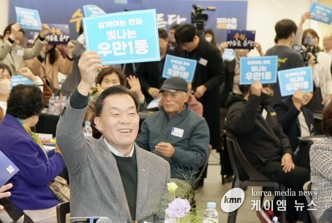 이재준 수원시장이 우만1동 주민들과 함께하며 활짝 웃고 있다.