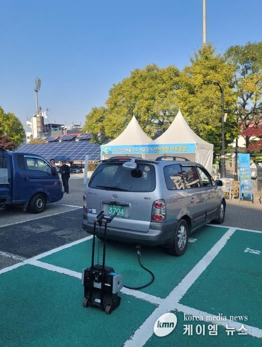 수원시와 수도권대기환경청·저감장치 제작사가 수원종합운동장에서 합동점검을 하고 있다.