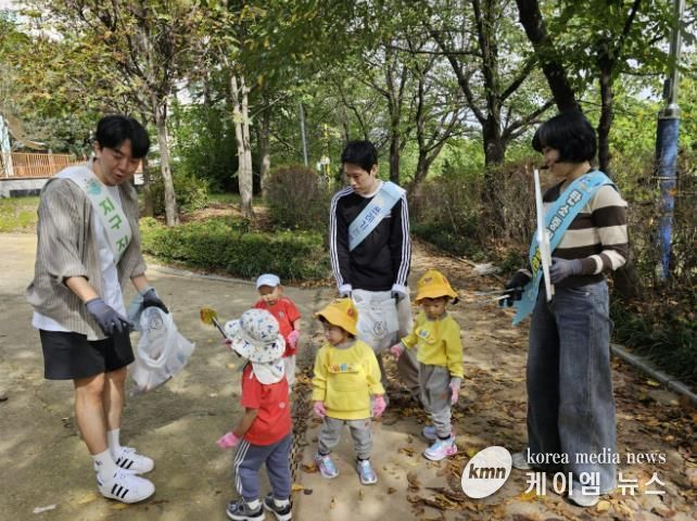 학부모와 자녀가 플로깅을 하고 있다.